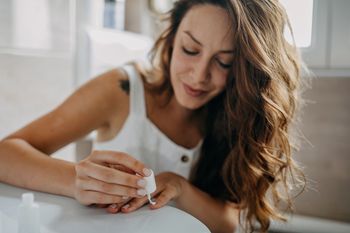 Koniec z hybrydowym więzieniem? Poznaj ten prosty trik na manicure w domu