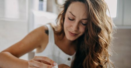 Koniec z hybrydowym więzieniem? Poznaj ten prosty trik na manicure w domu