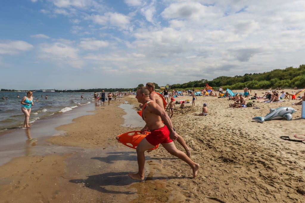 Na plaży nie wolno ignorować ostrzeżeń ratowników