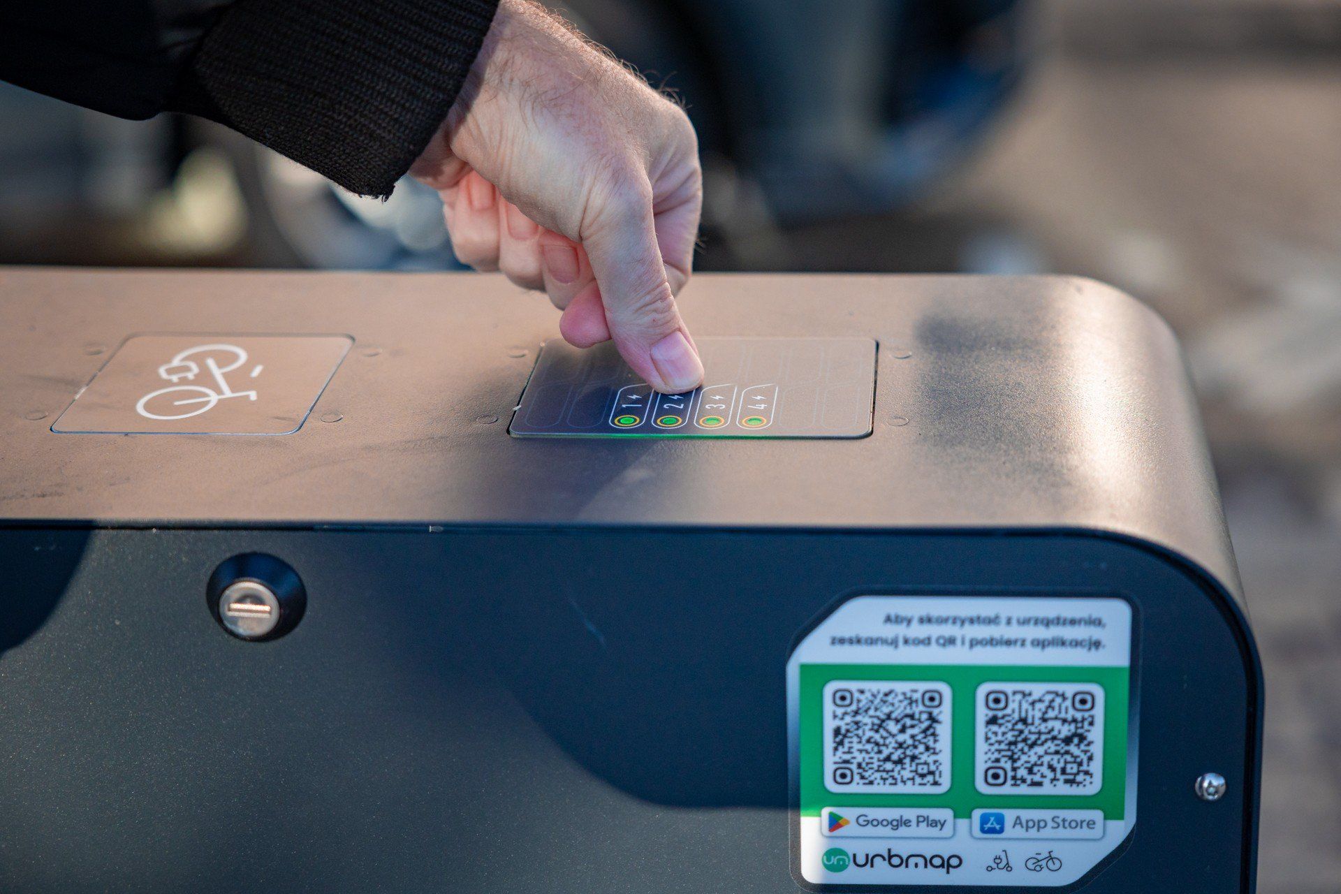 We Wrocławiu powstało 16 nowych, bezpłatnych ładowarek dla rowerów i hulajnóg. Gdzie je znajdziemy?