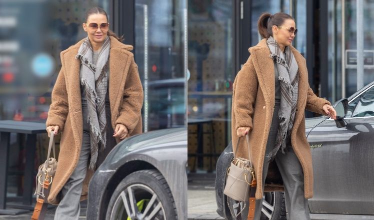 Kinga Rusi przyjechała na śniadanie do centrum swoim Porsche