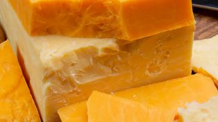 Seniorzy powinni jeść ten ser. Wzmacnia kości i wspiera wzrok