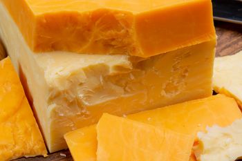 Seniorzy powinni jeść ten ser. Wzmacnia kości i wspiera wzrok