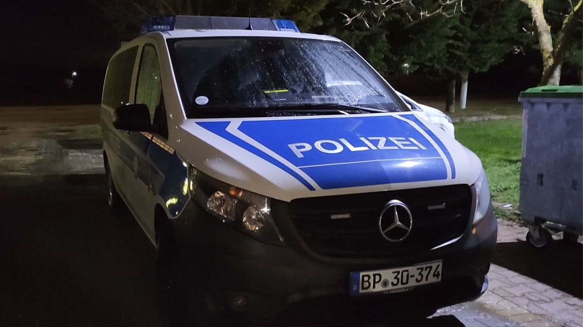 Kierowca tira utknął między budynkami w Niemczech.