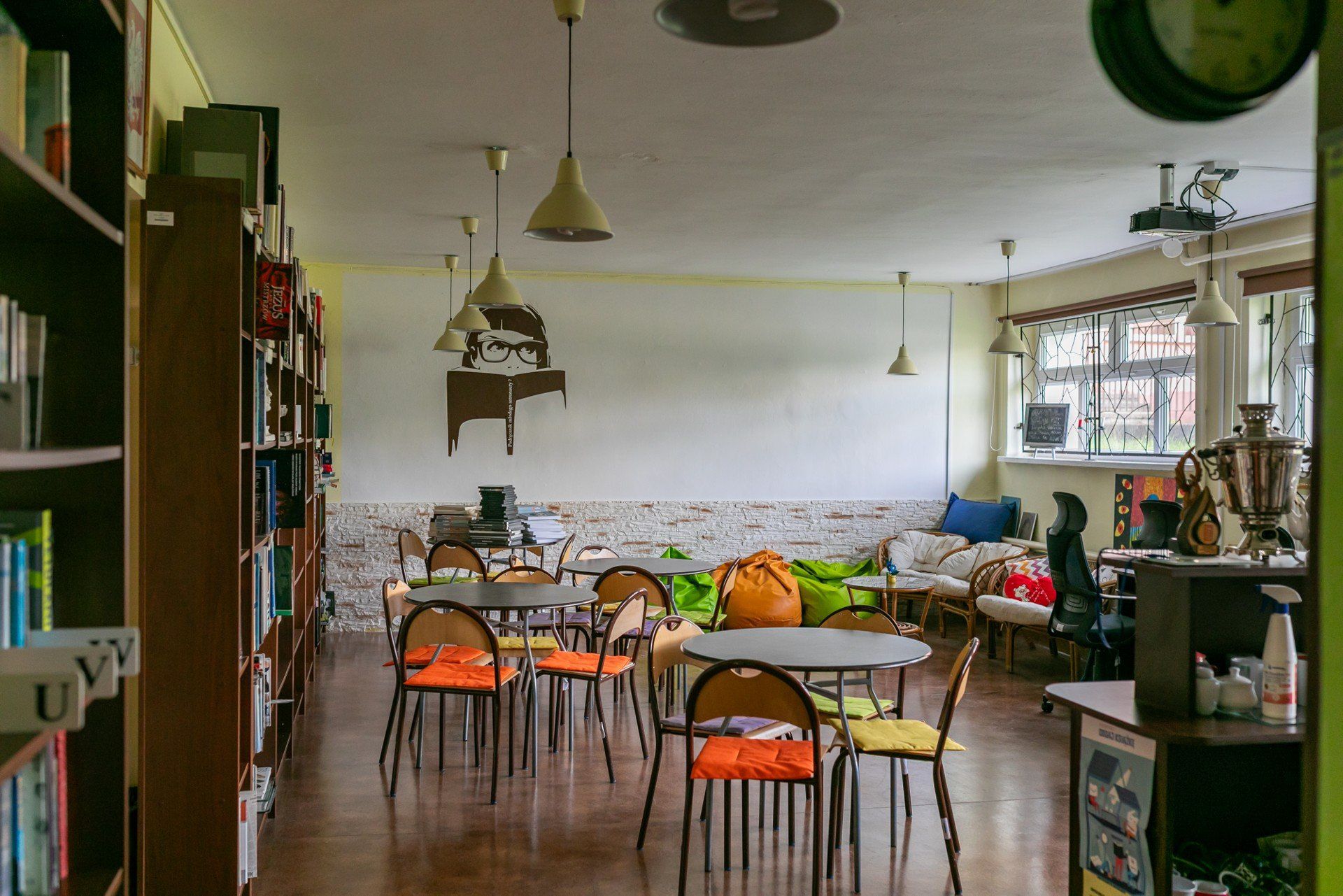 V LO w Bydgoszczy istnieje już na edukacyjnej mapie miasta od siedmiu dekad. Od 1 września 1974 r. siedziba liceum znajduje się przy ul. Szarych Szeregów 4a na bydgoskich Kapuściskach. 