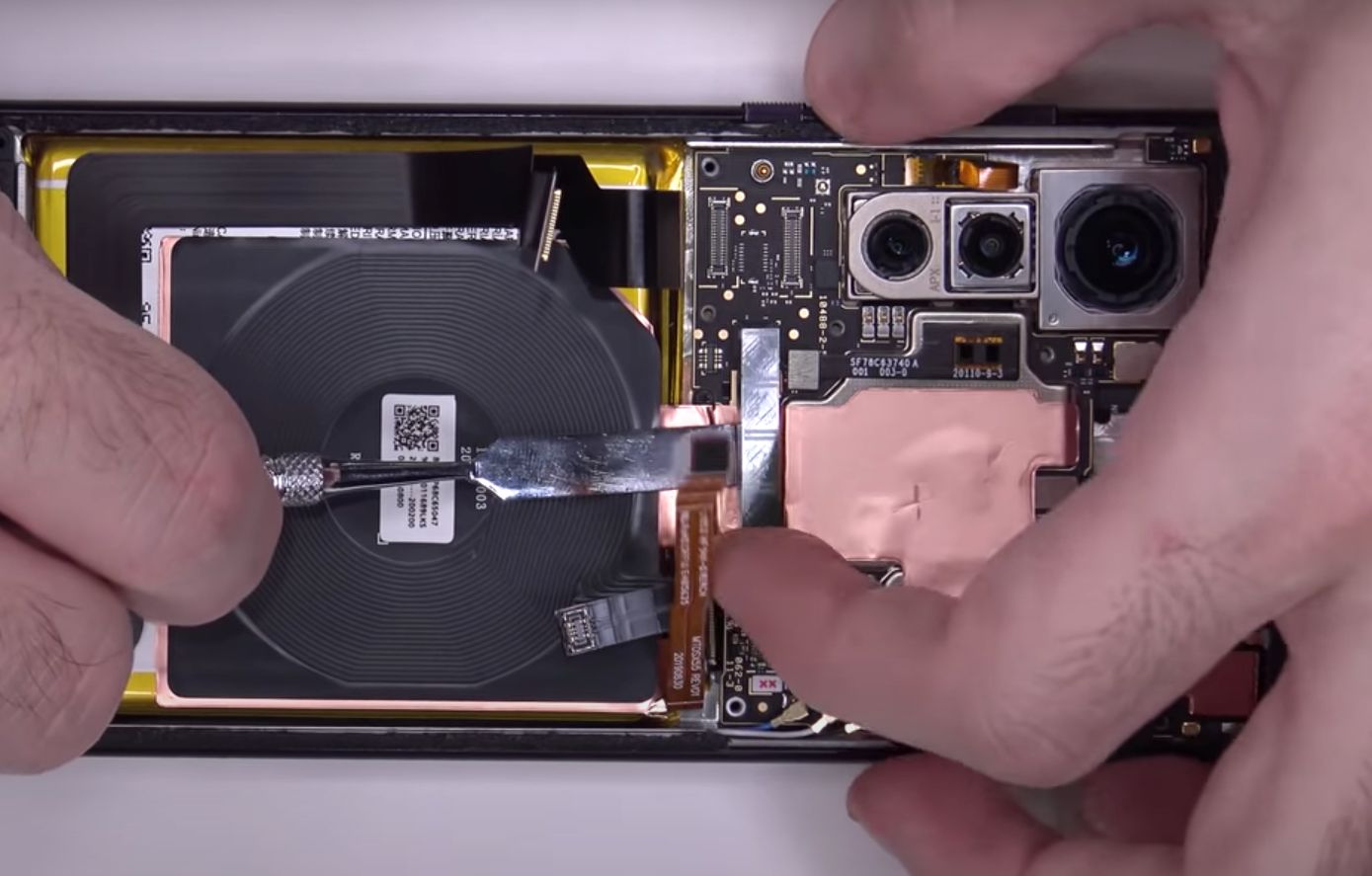 Motorola Edge+ rozłożona na czynniki pierwsze. Tak prezentuje się flagowiec pod maską 4