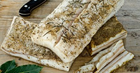Lardo. Pyszna słonina dojrzewająca w sarkofagu