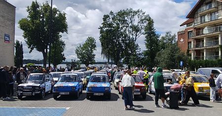 Ostróda: Kultowe maluchy opanowały miasto. Fiaty 126p przyjechały, by pomagać