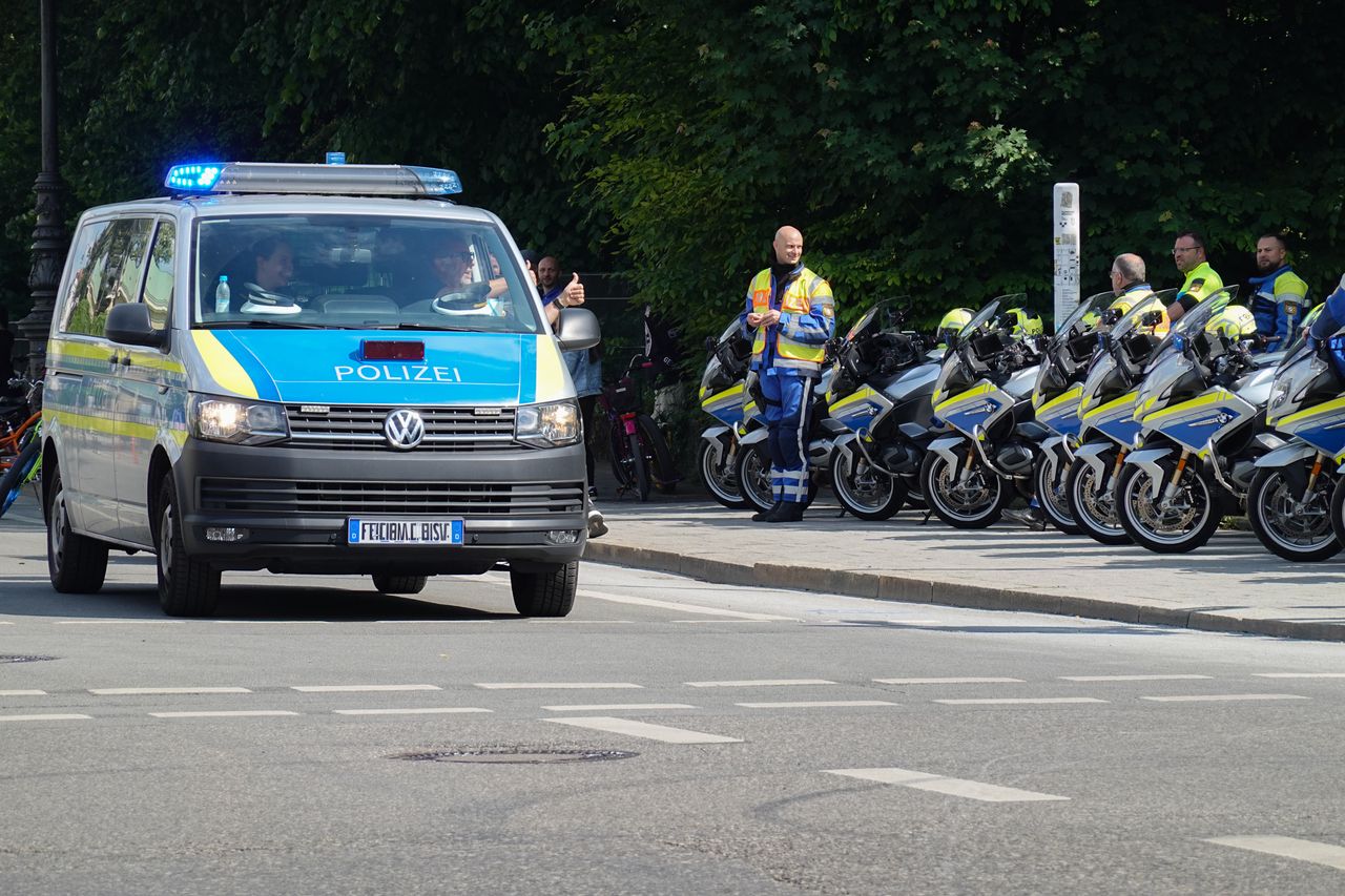 Knife attacker shot dead by police in central Munich
