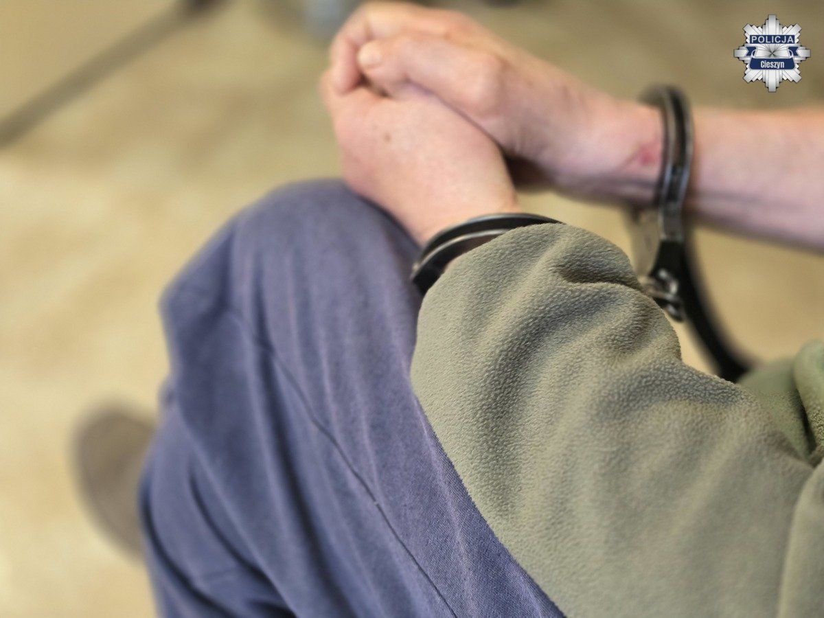 Cieszyn: Pijany 75-latek zaatakował ratowników medycznych. „Kopał i gryzł personel ratunkowy”