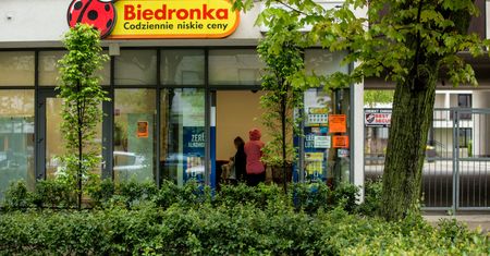 Hitowy kosmetyk teraz na promocji w Biedronce. Przyda się latem