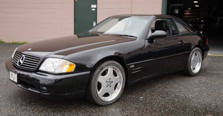 Nierejestrowany Mercedes SL600 V12 wystawiony na sprzedaż. Jest jak nowy