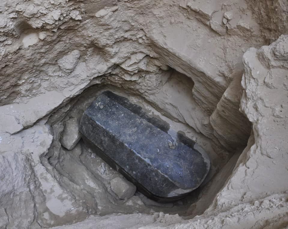 Gigantyczny sarkofag odnaleziony w Egipcie. Naukowcy nie mają pojęcia, kto został w nim pochowany
