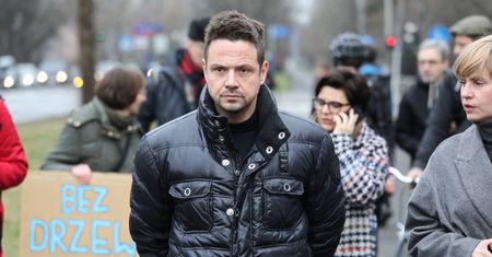 Spór o drzewa przy Wybrzeżu Helskim w Warszawie. Rafał Trzaskowski wstrzymuje wycinkę