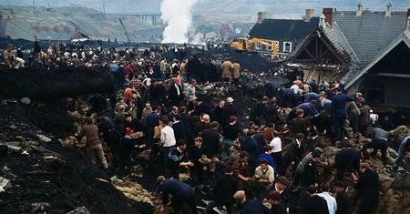 "The Crown". Katastrofa w Aberfan. Przerażające relacje osób, które przeżyły