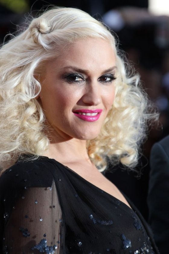 Gwen Stefani w platynowych włosach 