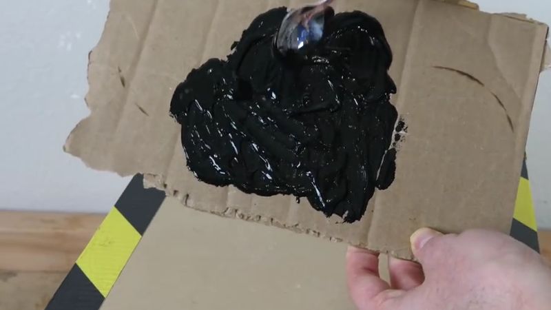 Barwa tej emulsji pochłania większość światła