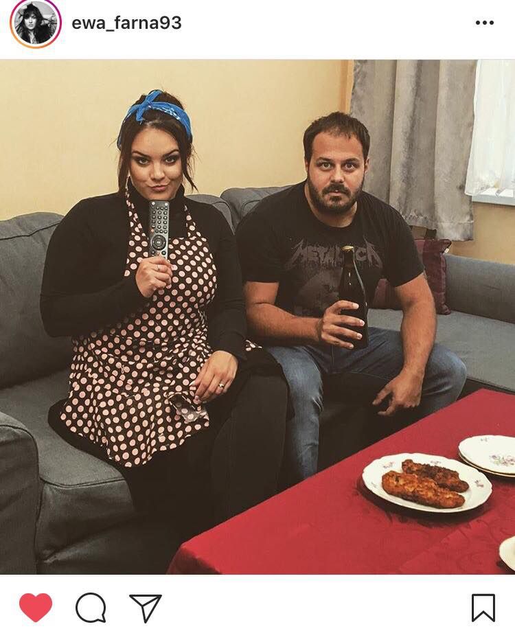 Ewa Farna w stroju gosposi ogląda festiwal w Cannes