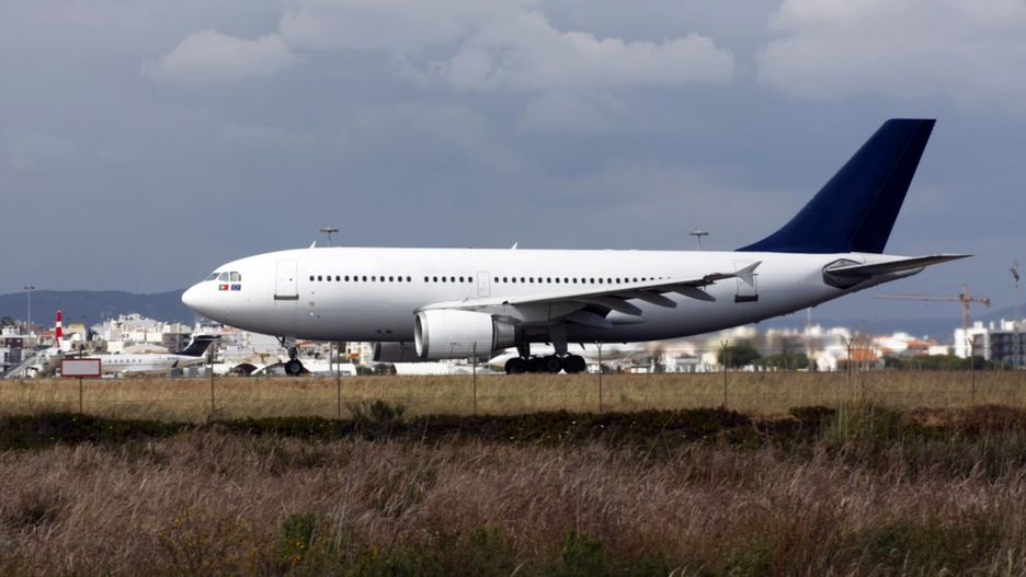 Samolot lądujący na Lotnisku Faro w Portugalii