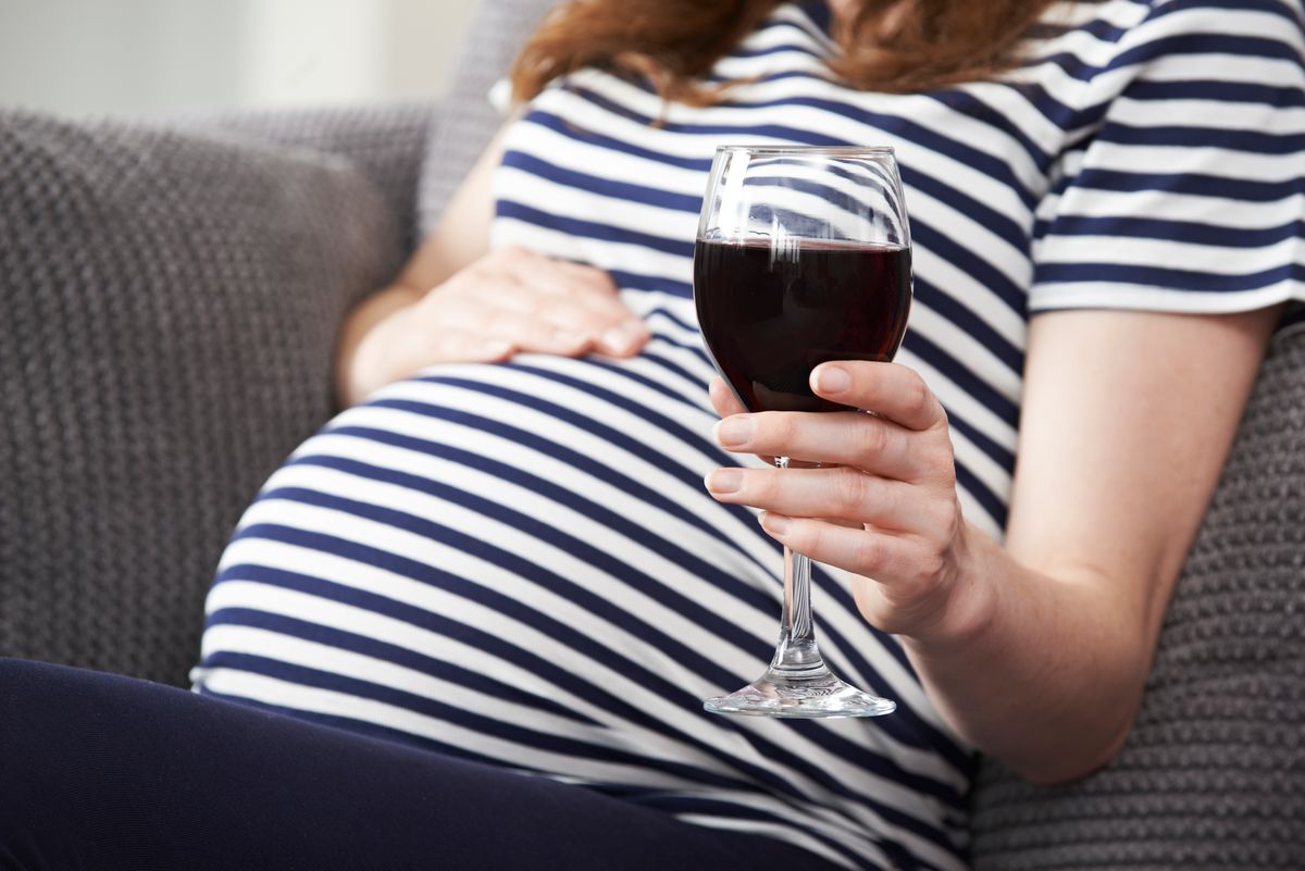 Pijąc alkohol w ciąży narażasz swoje dziecko na niebezpieczeństwo. Ruszyła kampania #KochamNiepiję