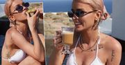 Maffashion eksponuje niedoskonałości figury na greckich wakacjach. Skąpe bikini podkreśliło mankamenty