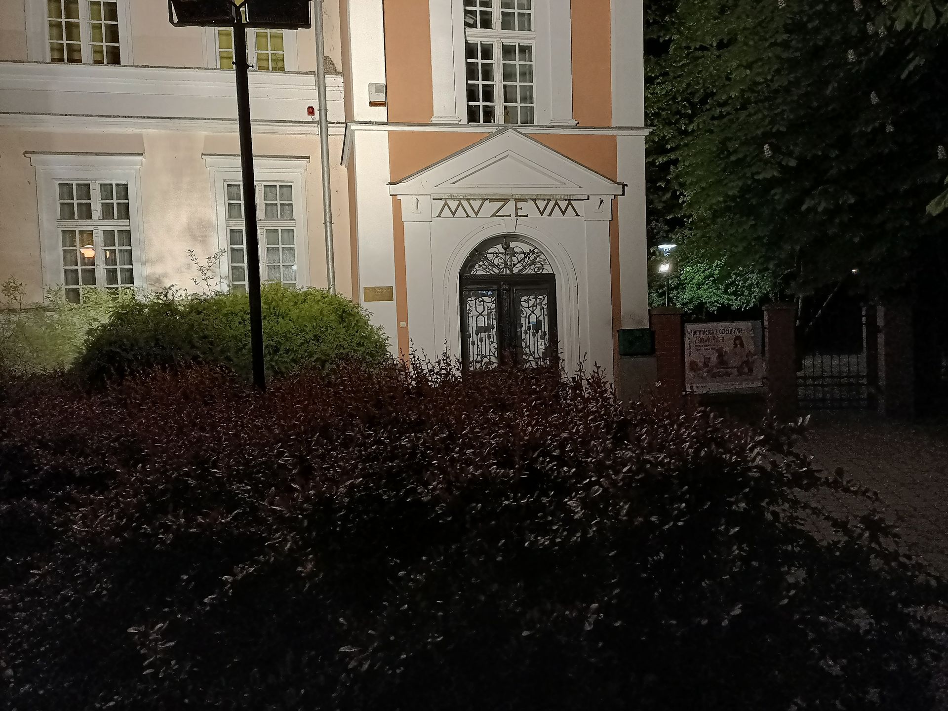 Taniej, ale i bardziej nijako. Test OPPO Reno 3 45