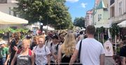 Oblężenie polskiego kurortu. Rzeka ludzi na deptaku