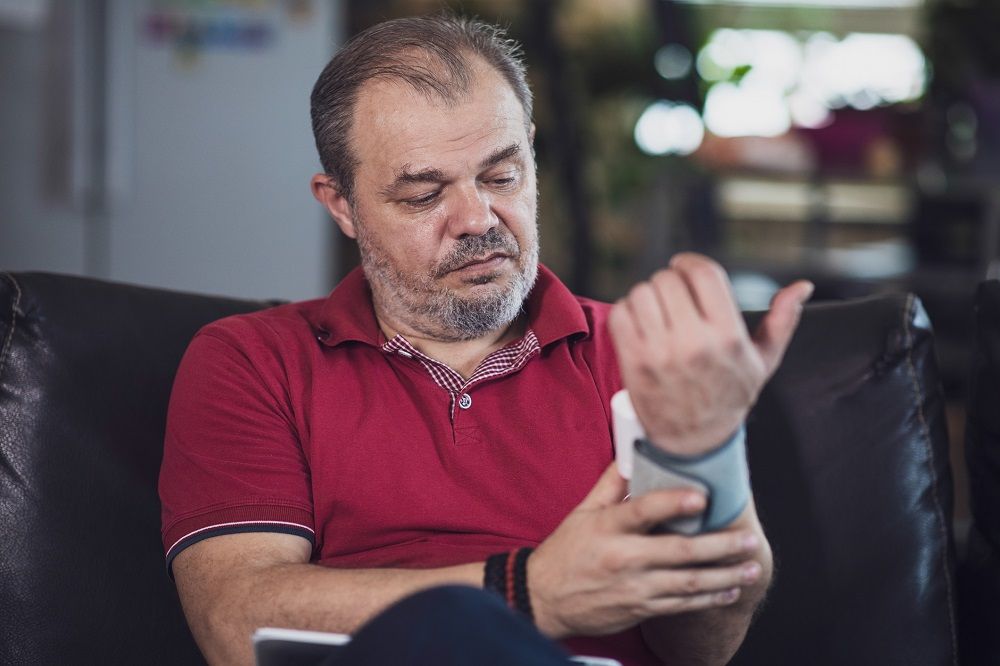 Lekarz wytyka Polakom błąd. "Umierają, bo nadciśnienie było na prawej"