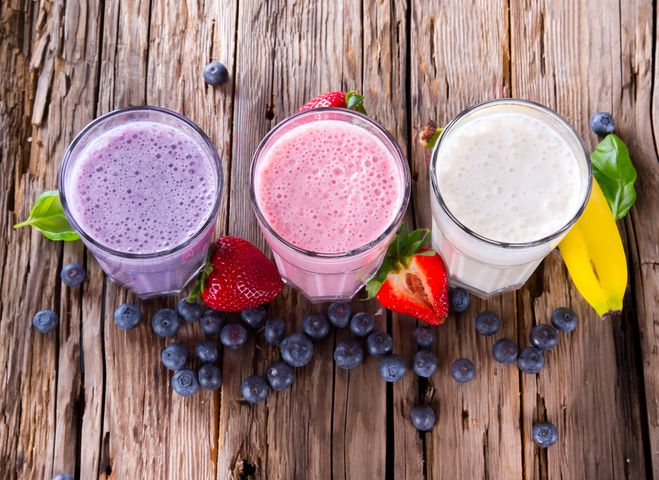 Poznaj proste przepisy na domowe smoothies pełne protein