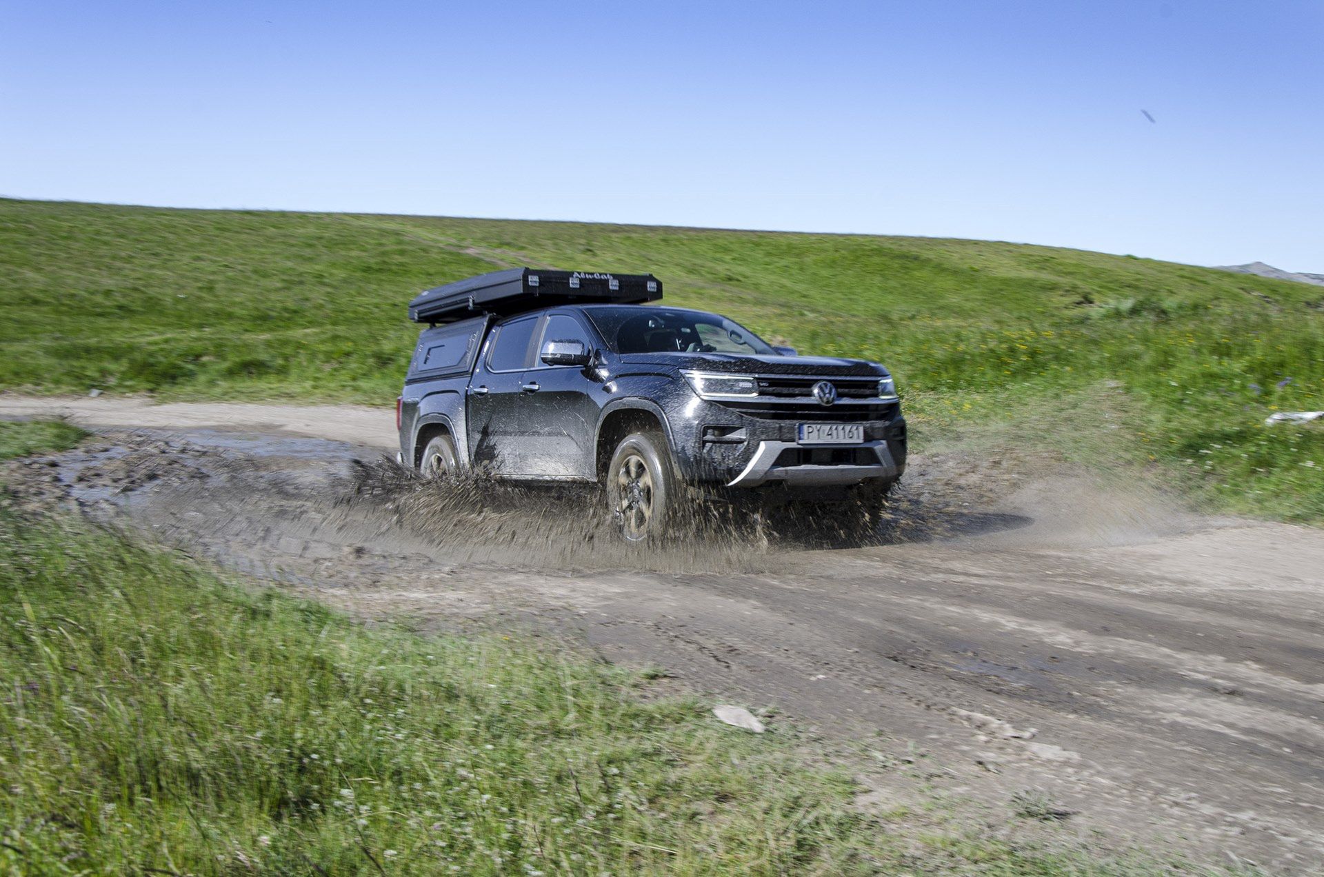 VW Amarok z zabudową i namiotem Alu-Cab