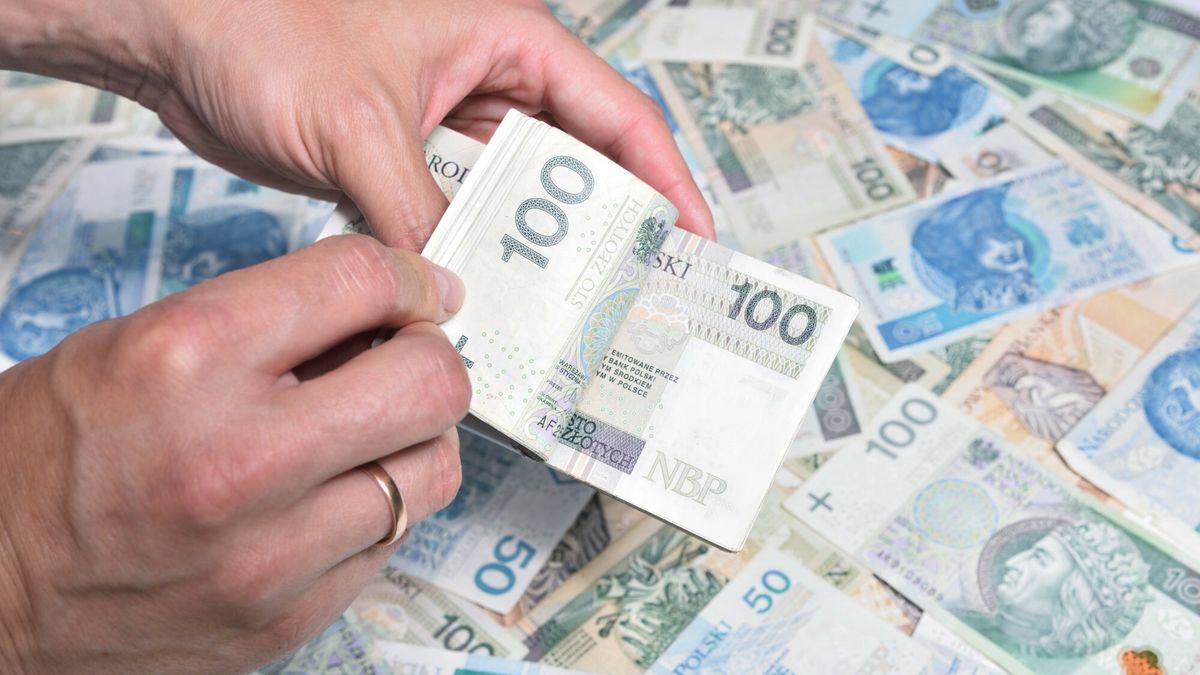 Stock Bart?omiej Magierowski
Fot. Bartlomiej Magierowski/East News. Wroclaw 29.05.2025. Zdjecie ilustracyjne - finanse, pieniadze. N/z: mezczyzna trzymajacy plik 10 tysiecy zlotych, w tle inne banknoty.
Bartlomiej Magierowski