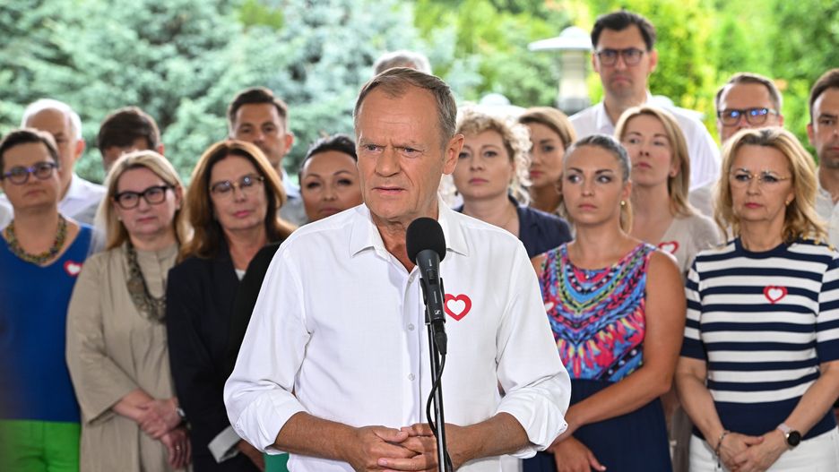 Warszawa, 19.07.2023. Przewodniczący PO Donald Tusk podczas oświadczenia dla mediów przed Senatem w Warszawie, 19 bm. Spotkanie dot. policyjnej interwencji ws. ciężarnej Joanny z Krakowa. (mr) PAP/Radek Pietruszka