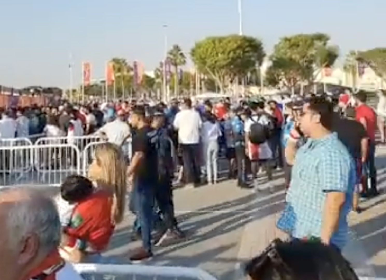 Katar 2022. Chaos przed stadionem. Setki kibiców z problemami. FIFA odpowiada