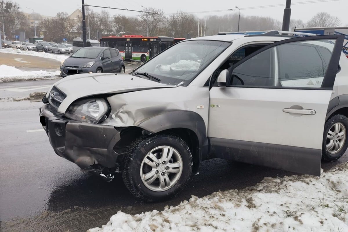 Zderzenie citroena z hyundaiem na rondzie Mohyły w Lublinie