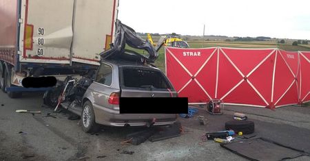 Tyle zostało z bmw. Tragiczny wypadek na trasie Łagiewniki - Wrocław