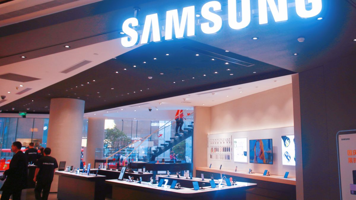 BEIJING, CHINA - OCTOBER 12, 2021 - A Samsung Electronics store is seen in Shanghai, China, On Oct. 12, 2021. November 10, 2021 - Samsung Electronics Has announced the development of the first next-generation mobile DRAM based on 14 nanometers. Dynamic Random Access Memory (DRAM) is a kind of semiconductor Memory. (Photo credit should read Xing Yun / Costfoto/Barcroft Media via Getty Images)