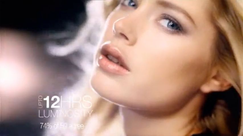 Doutzen Kroes w reklamie Lumi Magique (źródło: YouTube)