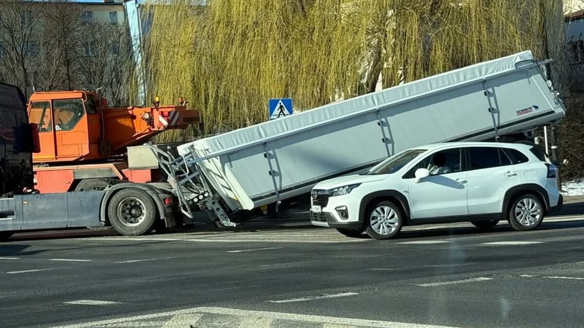 Ciężarówka zgubiła naczepę na rondzie przy Makro