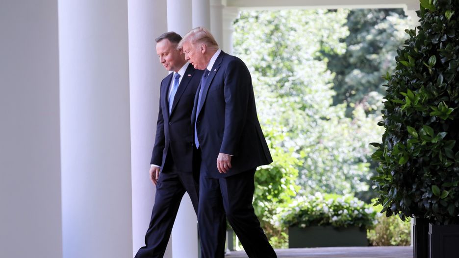 Andrzej Duda  Donald Trump
Waszyngton, Stany Zjednoczone Ameryki, 24.06.2020.  Prezydent RP Andrzej Duda (L) oraz prezydent Stan�w Zjednoczonych Donald Trump (P) po wsp�lnej konferencji prasowej w Ogrodzie R�anym Bia�ego Domu, 24 bm. w Waszyngtonie. Celem wizyty polskiego prezydenta s� m.in. rozmowy dotycz�ce wsp�pracy militarnej i handlowej oraz zakresu bezpiecze�stwa energetycznego. Prezydent RP jest pierwszym szefem pa�stwa odwiedzaj�cym Bia�y Dom po wybuchu epidemii koronawirusa w Stanach Zjednoczonych. Do wizyty dochodzi w trakcie finiszu kampanii prezydenckiej w Polsce. (aldg) PAP/Leszek Szyma�ski
Leszek Szyma�ski
Andrzej Duda  Donald Trump, bia�y dom, dyplomacja, g�owa pa�stwa, konferencja konferencji, ogr�d r�any ogrodzie r�anym, polityk polityka, powitanie, prezydent, stanach zjednoczonych, usa, waszyngtonie, wizyta, wizyta zagraniczna
