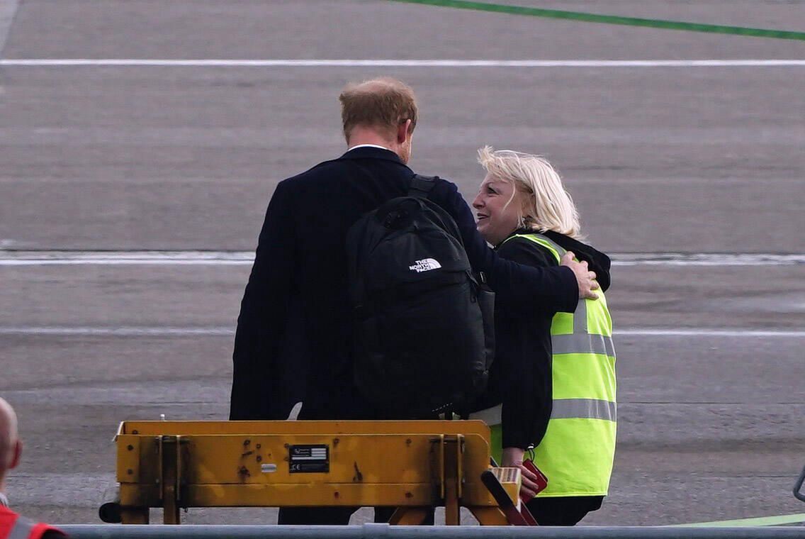 Książę Harry przed odlotem do Londynu