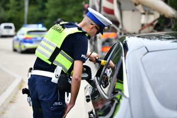 Lębork: Pijana matka wiozła dzieci. Próbowała przekupić policjantów