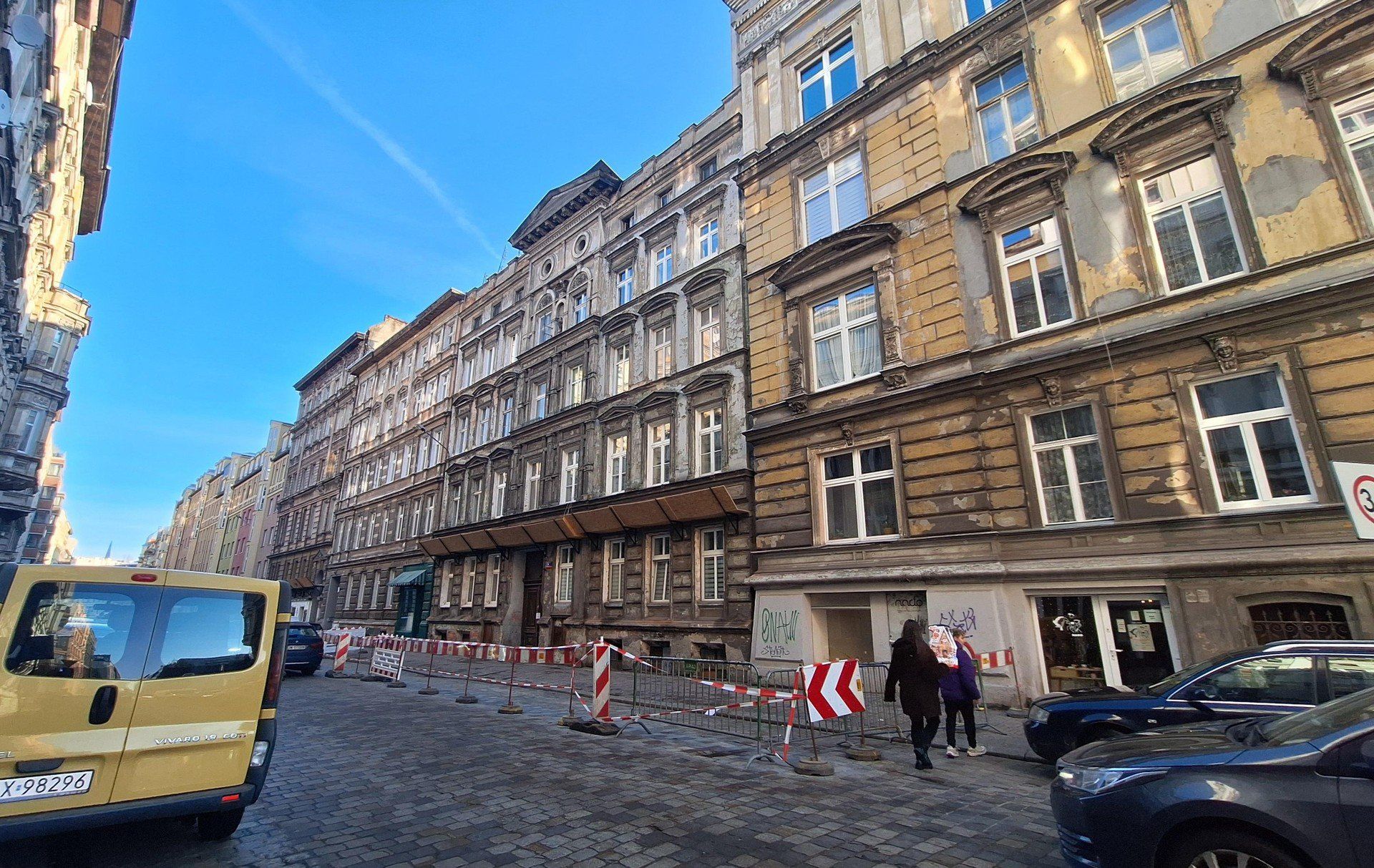 Olbrzymi element architektoniczny znajduje się przy dachu kamienicy.