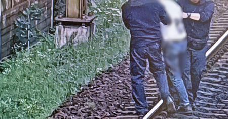 Nietrzeźwy mężczyzna na torach w Gdańsku. Szybka reakcja zapobiegła tragedii