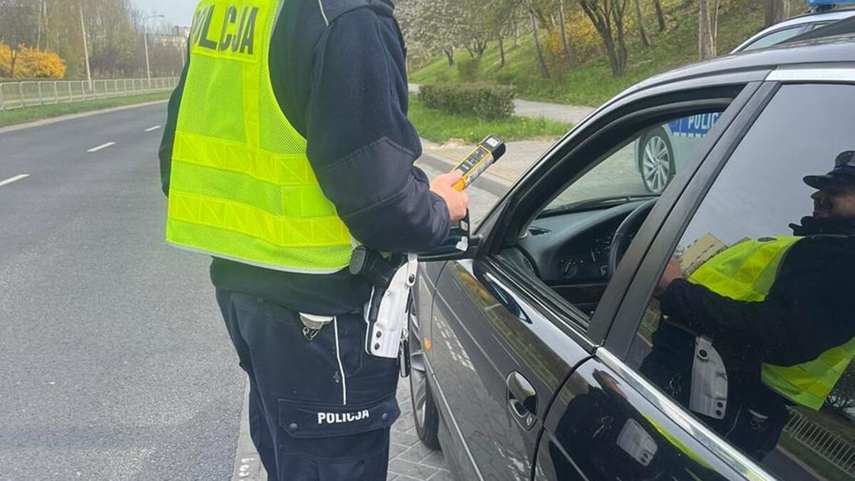 Policjant przeprowadzający kontrolę trzeźwości kierowcy