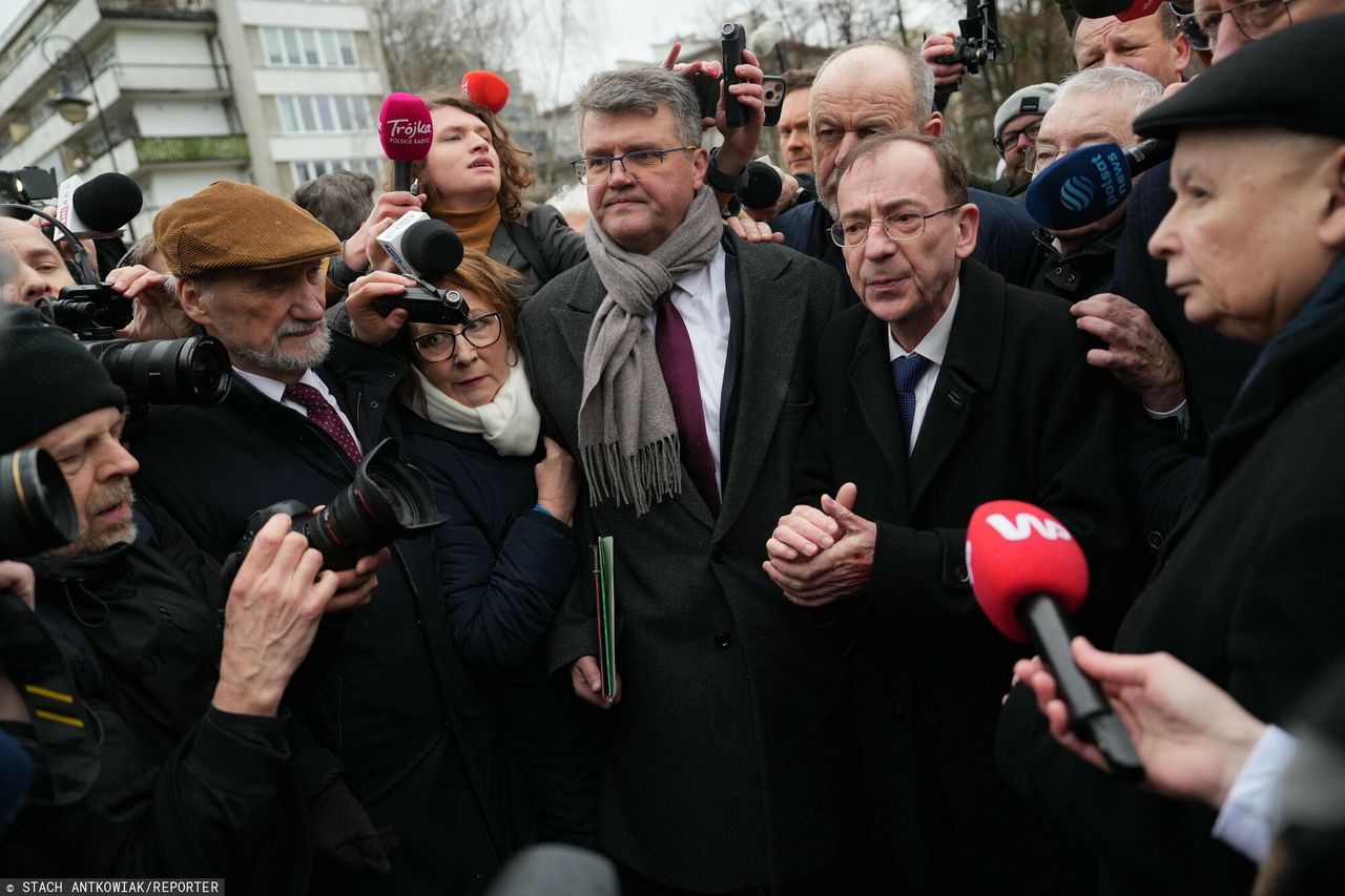 Na zdjęciu od prawej w środku - Mariusz Kamiński i Maciej Wąsik