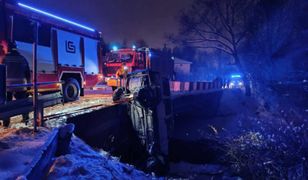 Wypadek w lubelskiem. Auto przebiło bariery mostu i zatrzymało się pionowo tuż przed rzeką
