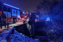 Wypadek w lubelskiem. Auto przebiło bariery mostu i zatrzymało się pionowo tuż przed rzeką