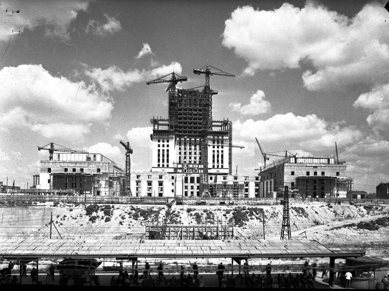 Sekrety przebudowy Warszawy. Miały być superwieżowce, a jest Pałac Kultury i Nauki