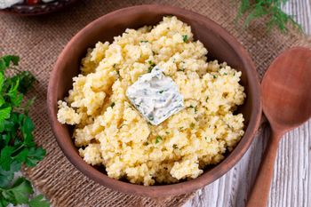 Gotuję kaszę, dodaję i mieszam. Jest tak smaczna, że wszyscy zapominają o mięsie