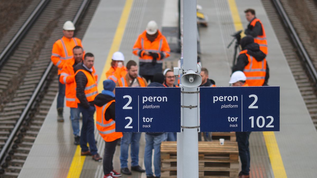 Kraków, 15.11.2024. Wizyta techniczna na placu budowy przystanku kolejowego Kraków Piastów, 15 bm. Obiekt ma być w pełni przystosowany do potrzeb osób z niepełnosprawnościami. Zakończenie prac przewidziano na koniec roku. (ad) PAP/Łukasz Gągulski